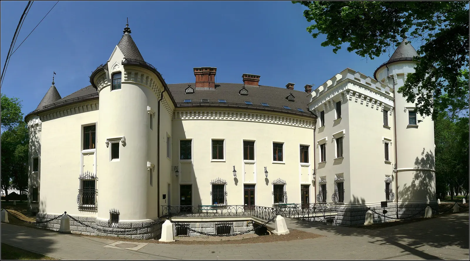 A kastély hátsó homlokzata