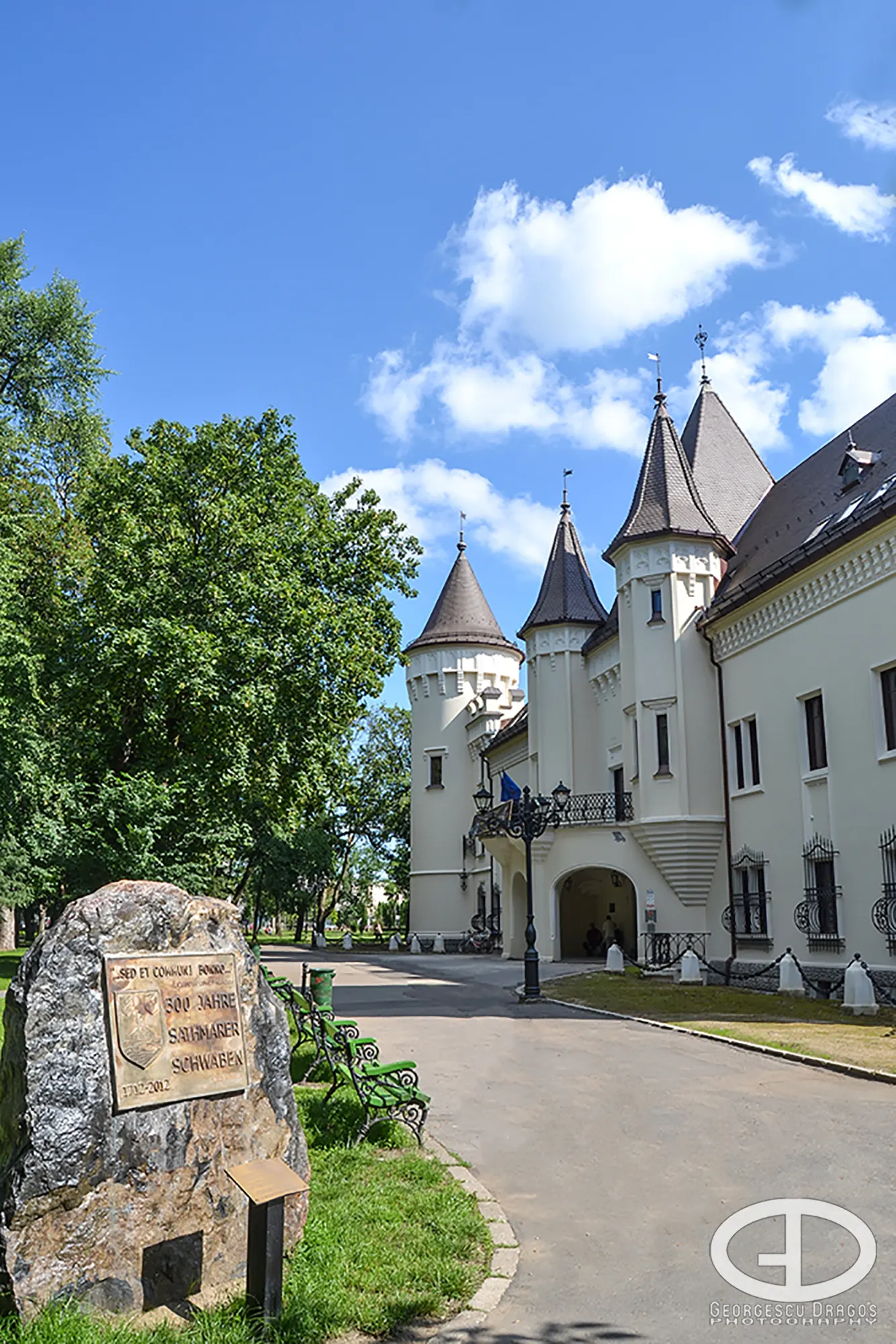 A főbejárat a tornyocskákkal