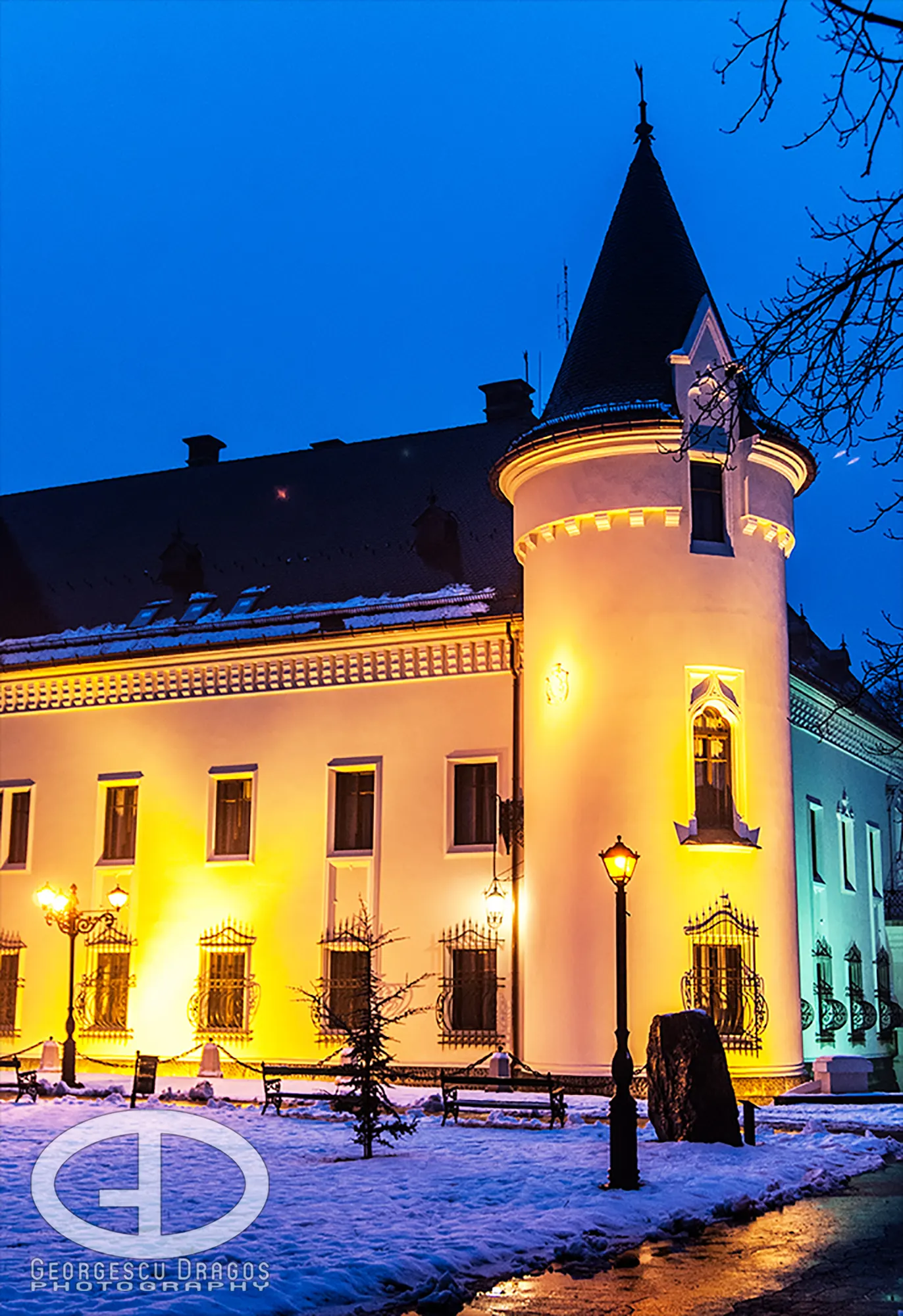 A kastély télen, esti kivilágításban